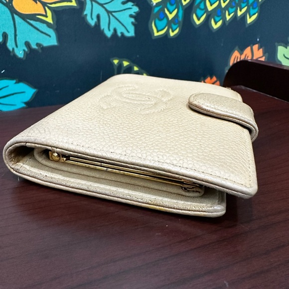 Chanel Classic Caviar Bifold Wallet – Series 9 (2004–2005) - Picture 7 of 12